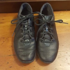 Cross training shoes